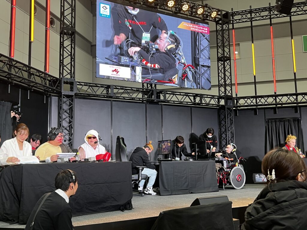 ステージ上でeスポーツの対戦に臨むジェニ