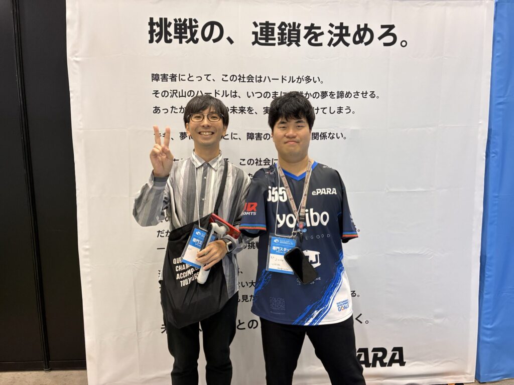 二人の男性がこちらに向かってポーズを取っている