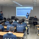 「視覚障害とは？」というスライドを見せながら参加者に向かって話す美里