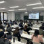 教室で授業を受ける学生たち