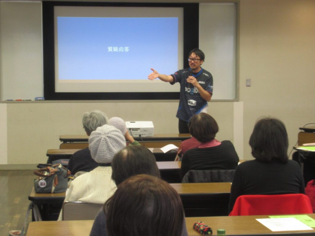 イベントでマイクを持って話す加藤