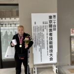 開場前でメダルと記念品をもって撮影にのぞむ北村