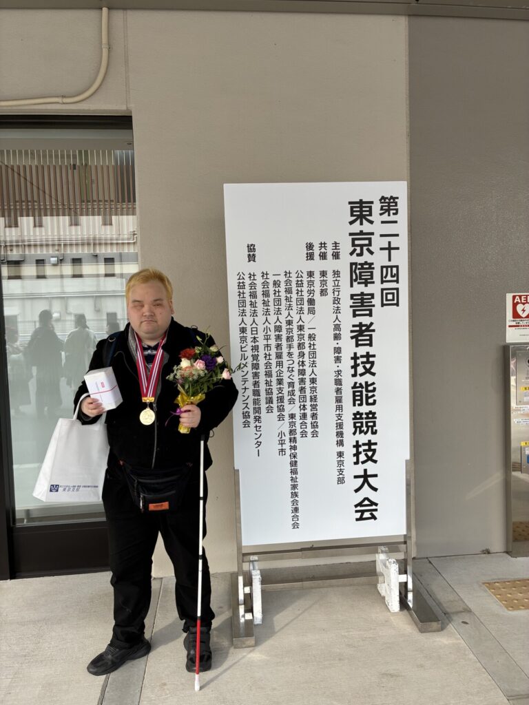 開場前でメダルと記念品をもって撮影にのぞむ北村