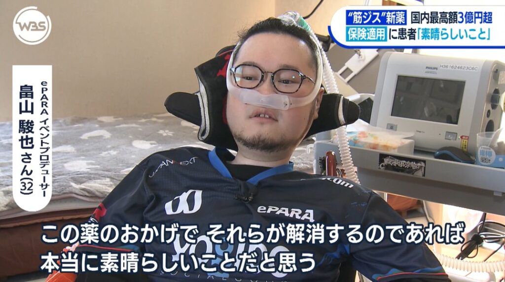 テレビの取材に答えるジェニ