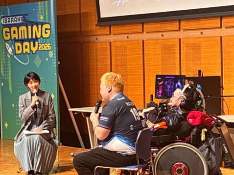 マイクを持って話す司会者となおやとJeni