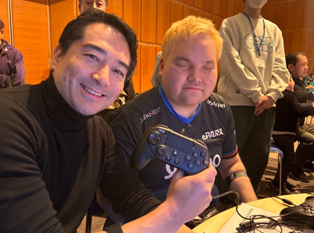 ゲームコントローラーを持って笑顔の五十嵐つくば市長と直也