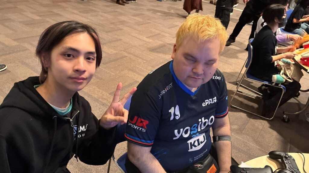 ピースサインをするMEG5選手と、直也