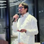 マイクを持って話す加藤