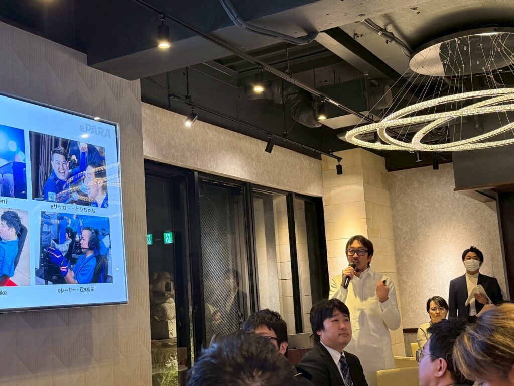 イーパラの活動を画面に映しながら説明する加藤