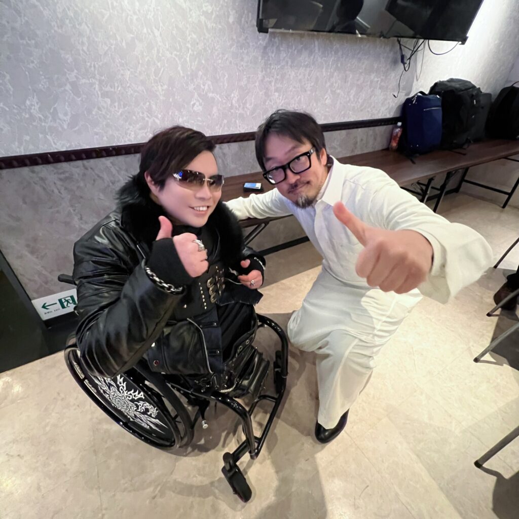 カメラに向かってポーズを取る神威龍牙さんと加藤