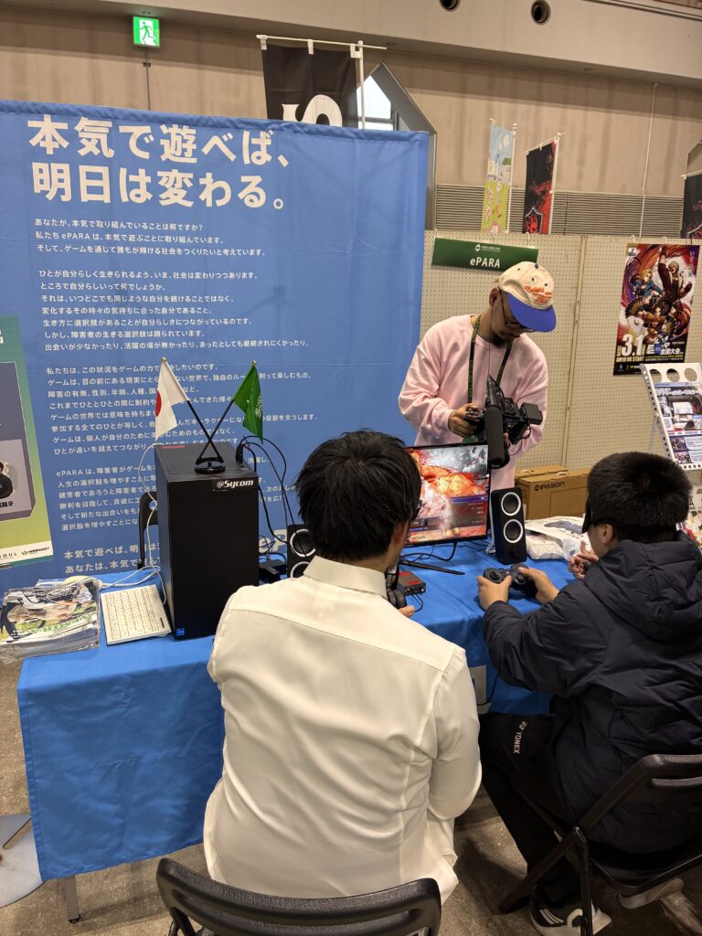 参加者が「心眼」体験を行う様子。(後ろ姿)
心眼「Road to Saudi 2030」を軸としたサウジアラビア連携・バリアフリーeスポーツ体験ブースでは、「ePARA × Saudi Vision 2030」の取り組み紹介および、心眼体験(ストリートファイター6体験)が行われた。