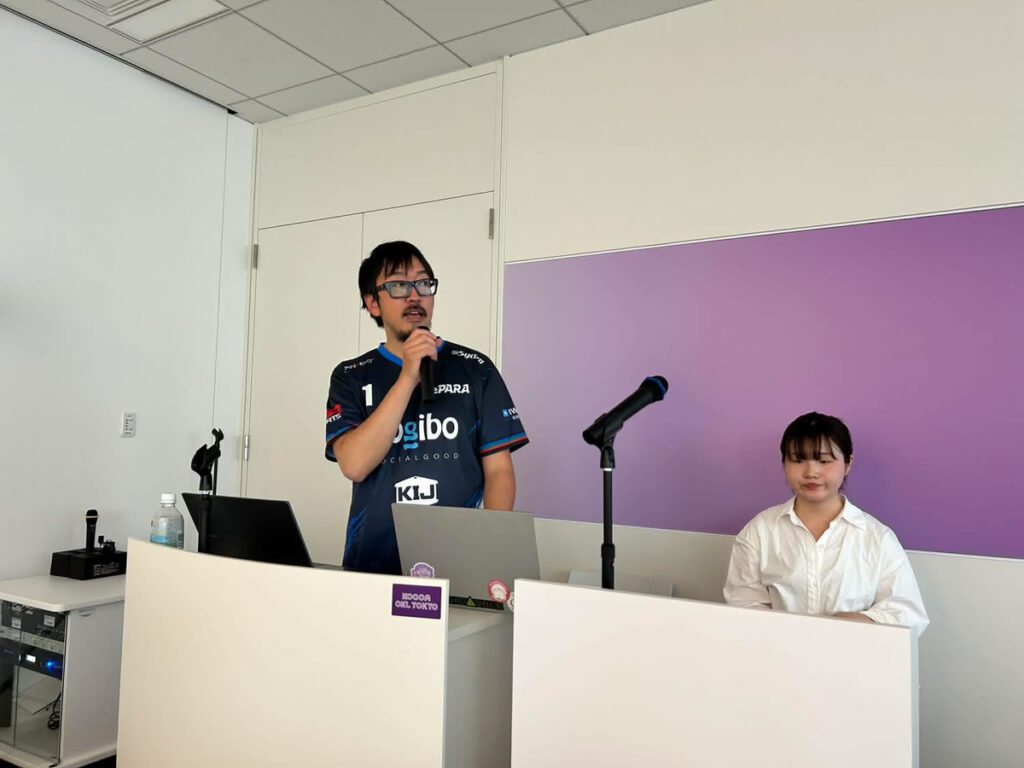 イーパラのユニフォームを着てマイクで話す加藤