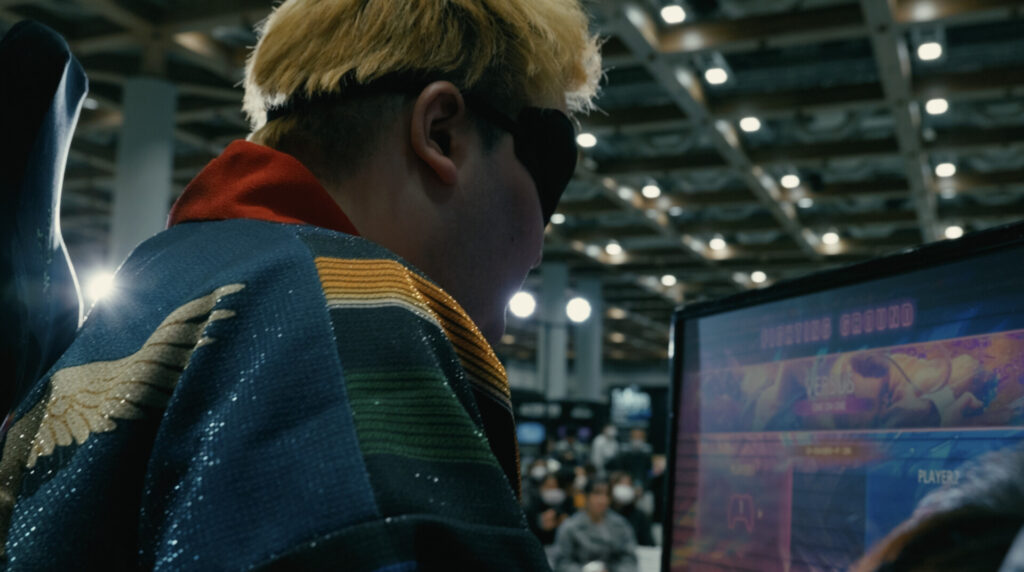 アイマスクを着けてストリートファイター6をプレイする直也の横顔