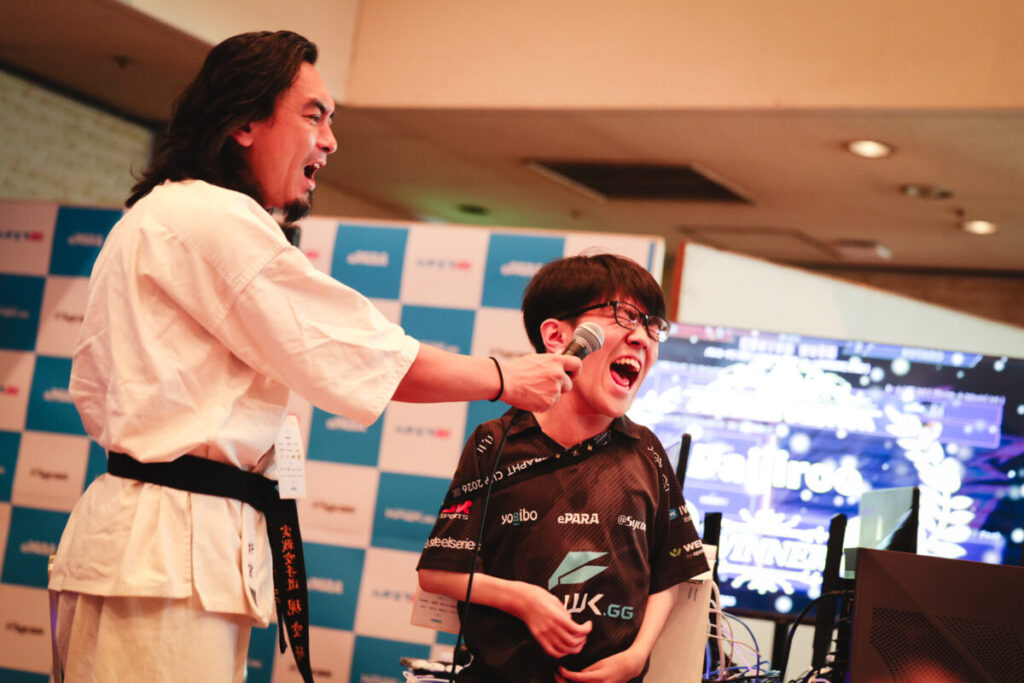 マイクを向けられ嬉しそうに叫ぶDAIJIROO選手