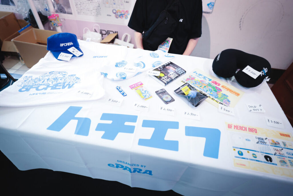ハチエフのグッズ販売の様子