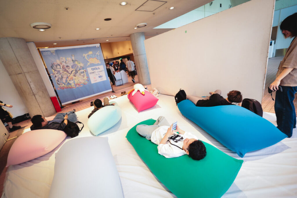Yogibo MAXが6体横たわり、その上でくつろぐ人々