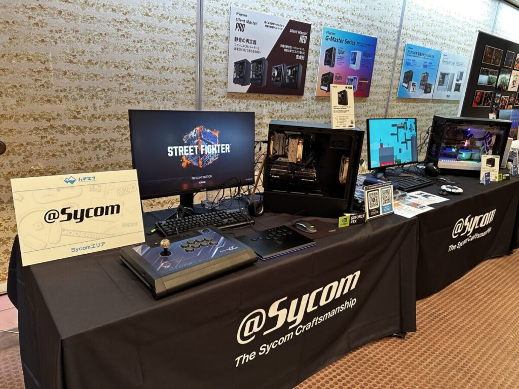 サイコム社のゲーミングPCなどが展示されている様子。